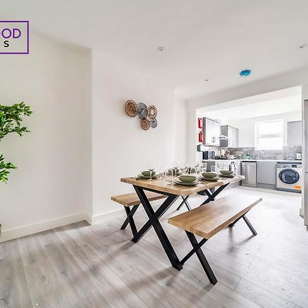 Brand New, 2 Bed 1 Bath, Modern Town Center Apartment, Free Wifi & Netflix By Redwood Stays 올더숏 외부 사진