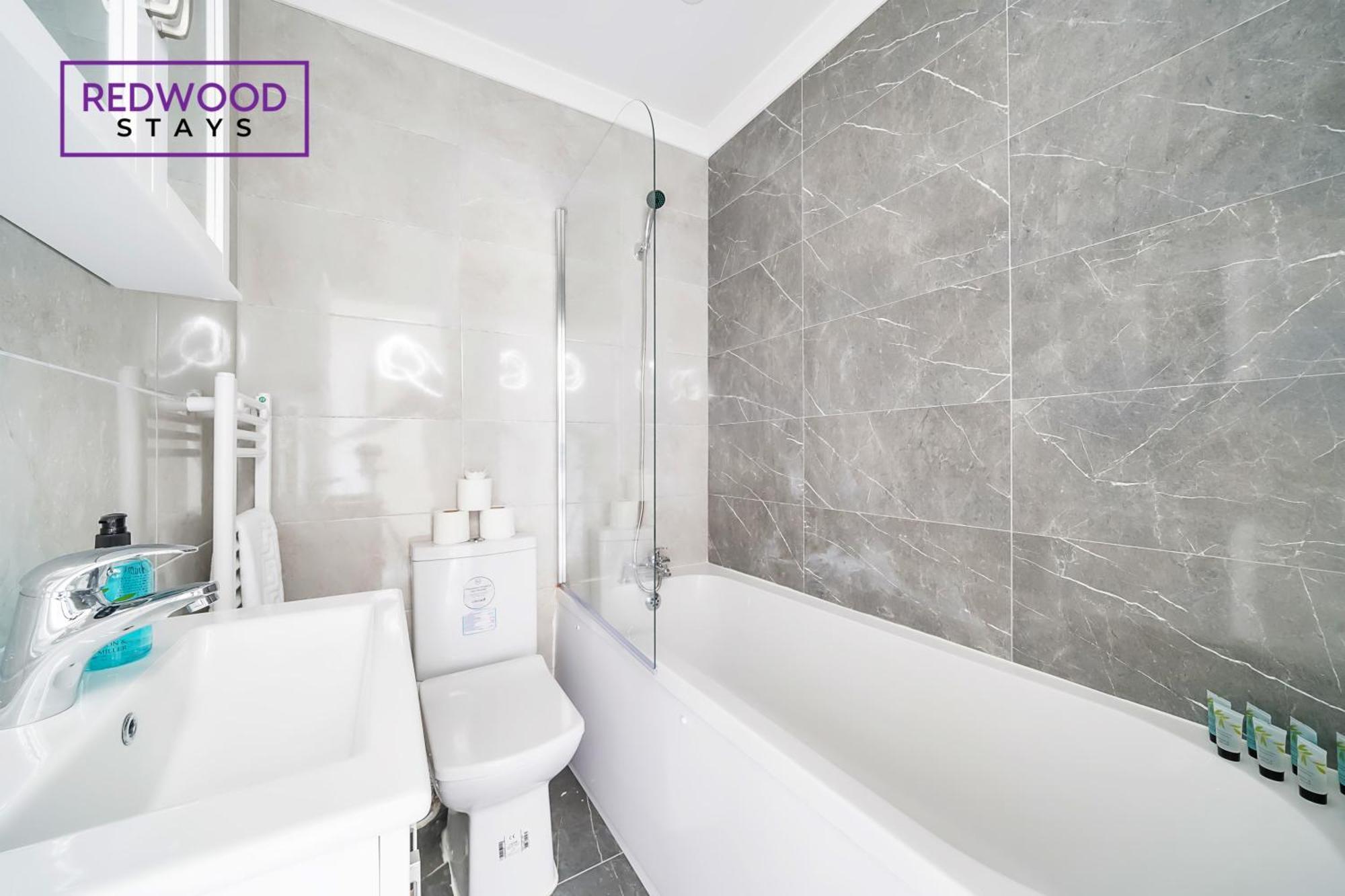 Brand New, 2 Bed 1 Bath, Modern Town Center Apartment, Free Wifi & Netflix By Redwood Stays 올더숏 외부 사진