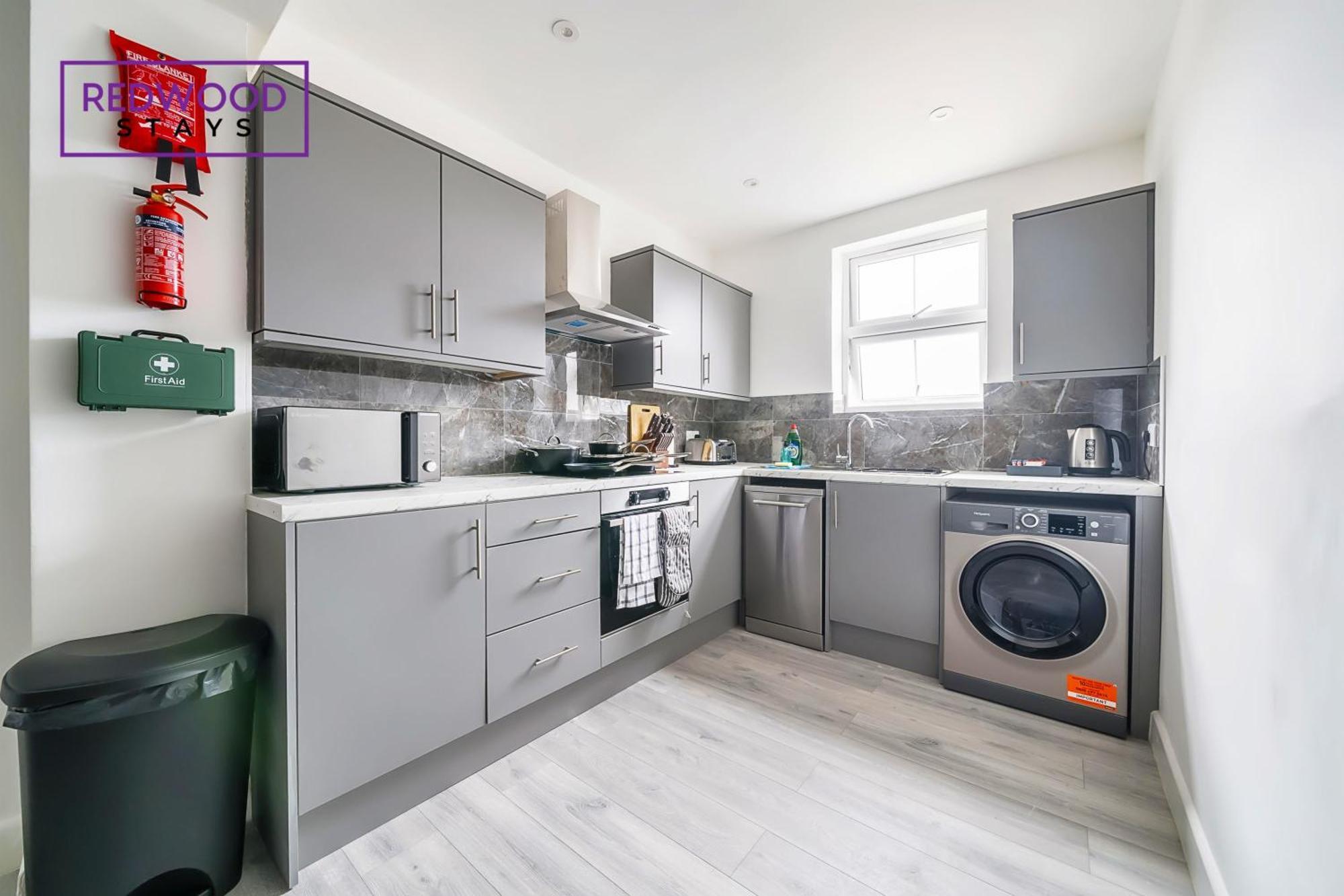 Brand New, 2 Bed 1 Bath, Modern Town Center Apartment, Free Wifi & Netflix By Redwood Stays 올더숏 외부 사진